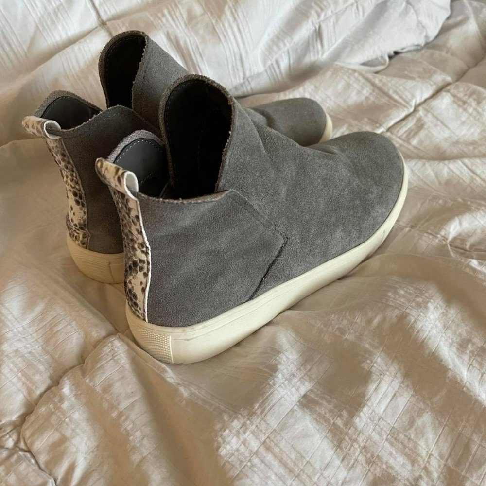 Very G Grey with Snakeskin Stripe Sneakers size 8